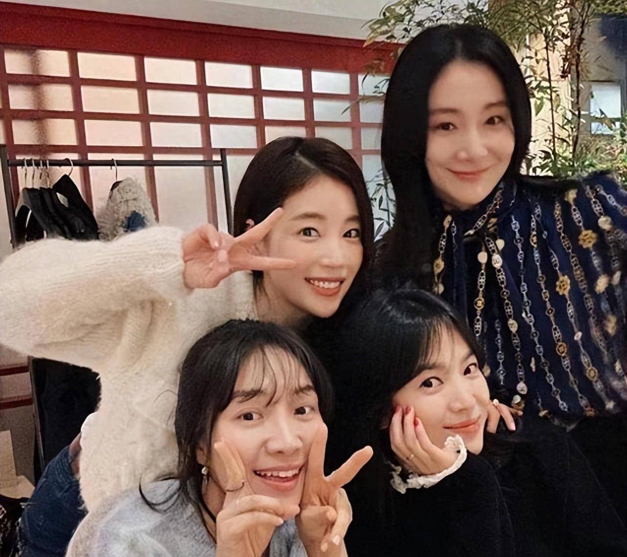 宋慧乔度假风采 白色卫衣展休闲风,与密友贴面合影展现深厚情谊