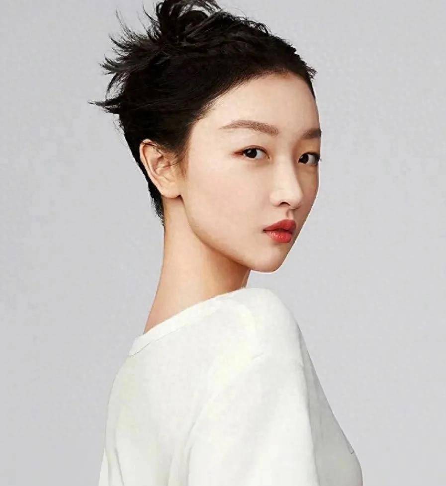 周冬雨生图模样大变,大笑时撞脸倪妮,被疑是医美后遗症_网友_宣传