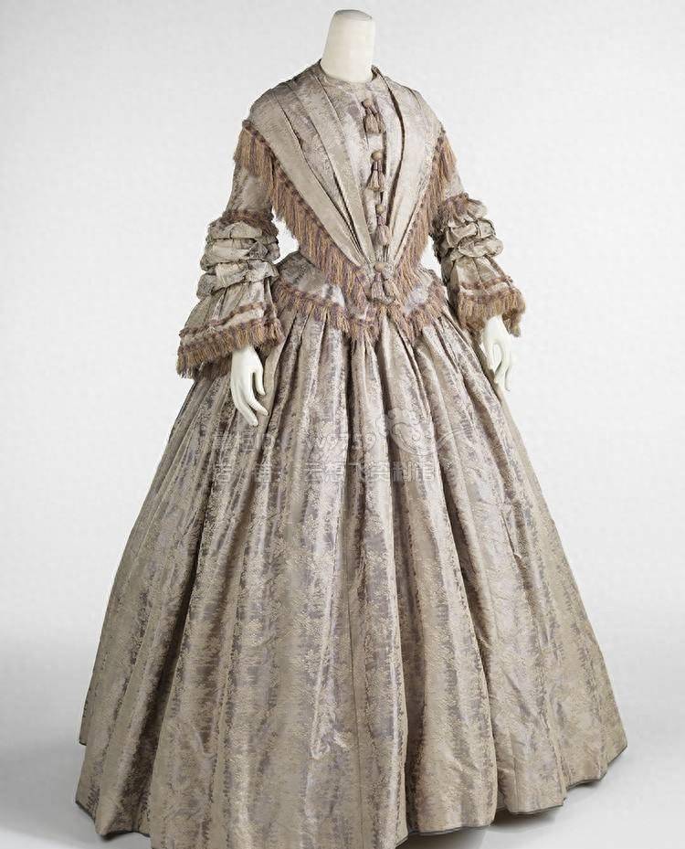 中世纪欧洲裙子的发展:风格从简约到华丽的变迁