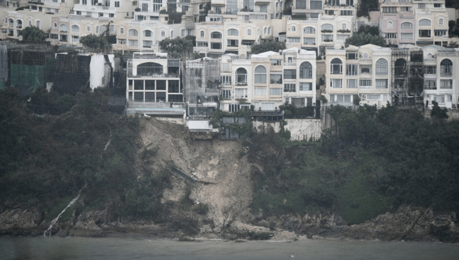 42岁港姐所住豪宅区遭山泥倾泻，失联多日报平安，蔡卓妍也是业主