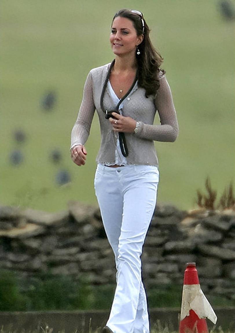 2008年凯特越来越多地受到不给通行证的狗仔队的关注,而威廉王子也不