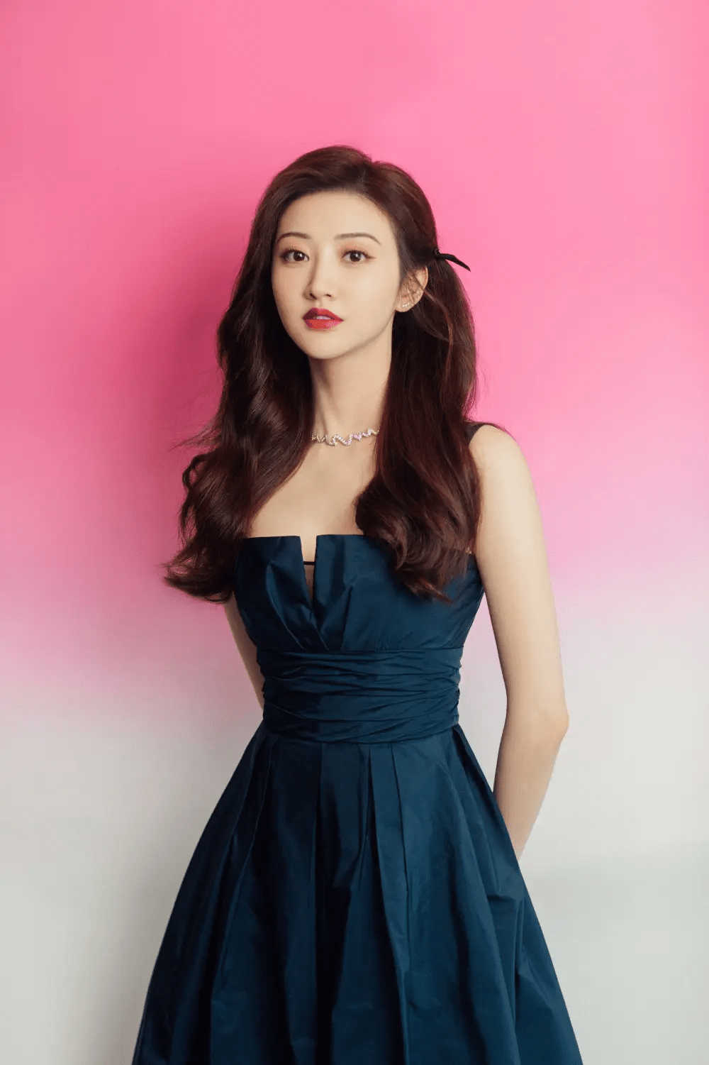 2021年,景甜展现了全新的一面,大胆地在镜头前跳舞,唱歌,甚至参加了