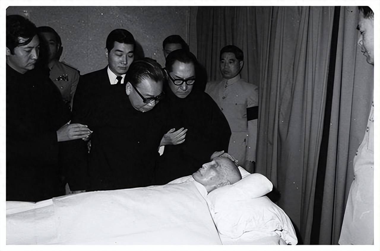 1975年蒋介石猝然去世,张学良亲赴葬礼留下16个字,字字戳心_东北_实力