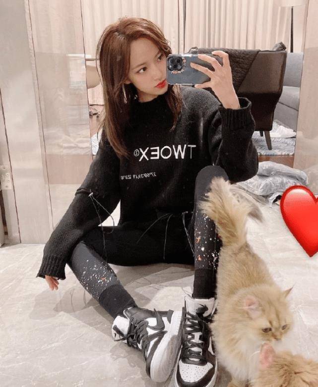 程潇为证明腿不粗,大胆挑战"骑士靴",不料超显腿长_look_时尚_黑色