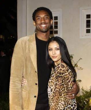 瓦妮莎与科比闺蜜出海,不穿泳衣大秀身材,穿比女儿还美的少女裙