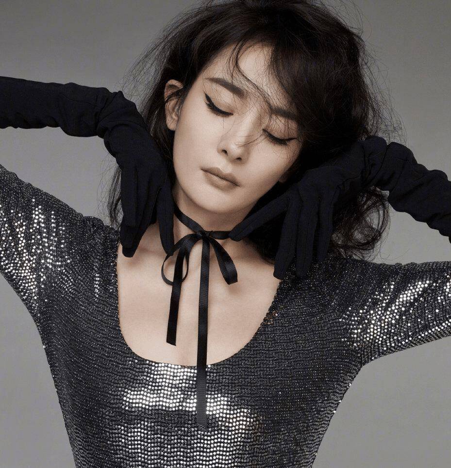 杨幂第11次登《红秀》封面,全是今年流行色,卷发红唇造型太惊艳_黑色