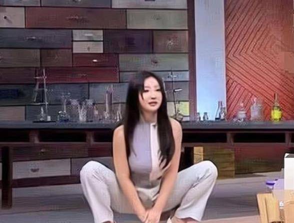 为何41岁的柳岩没人娶,看到她深蹲的动作,表示没资格追啊_身材_女明星