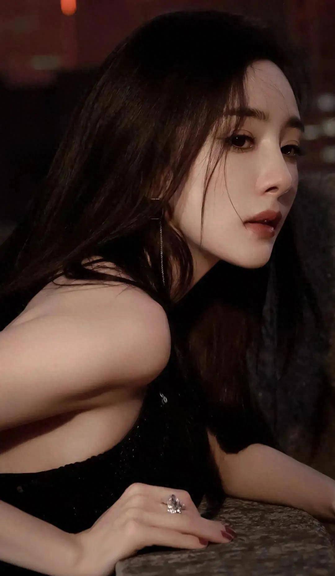 杨幂性感照,抹胸黑裙暗夜精灵,励志派对