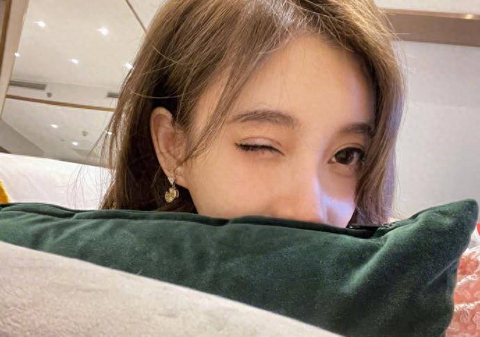 冯提莫转型成精致御姐风,告别假小子,长卷发造型美到不像话_自拍_魅力