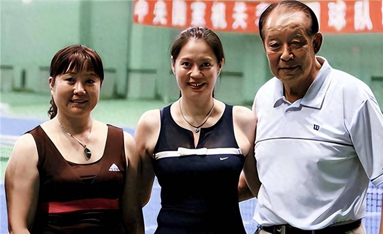 胡娜前全国网球女单冠军,比赛期间叛逃美国,晚年回国卖画捞金_中国