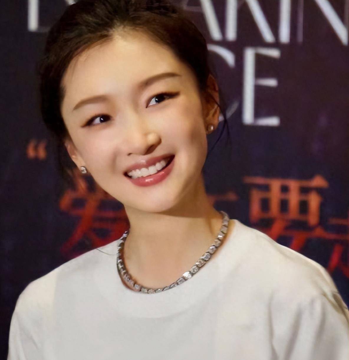 周冬雨生图变化大,脸部僵硬意外撞脸倪妮,被指填充过度_鹦鹉_网友