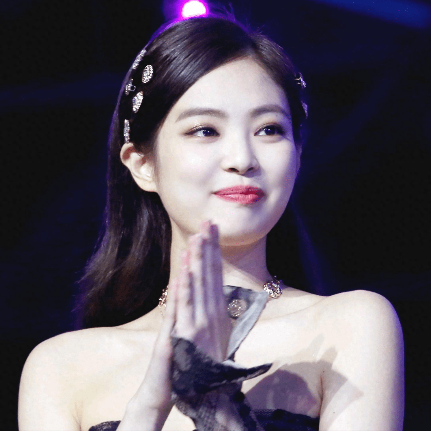 其中比较著称的就是jennie的直角肩.