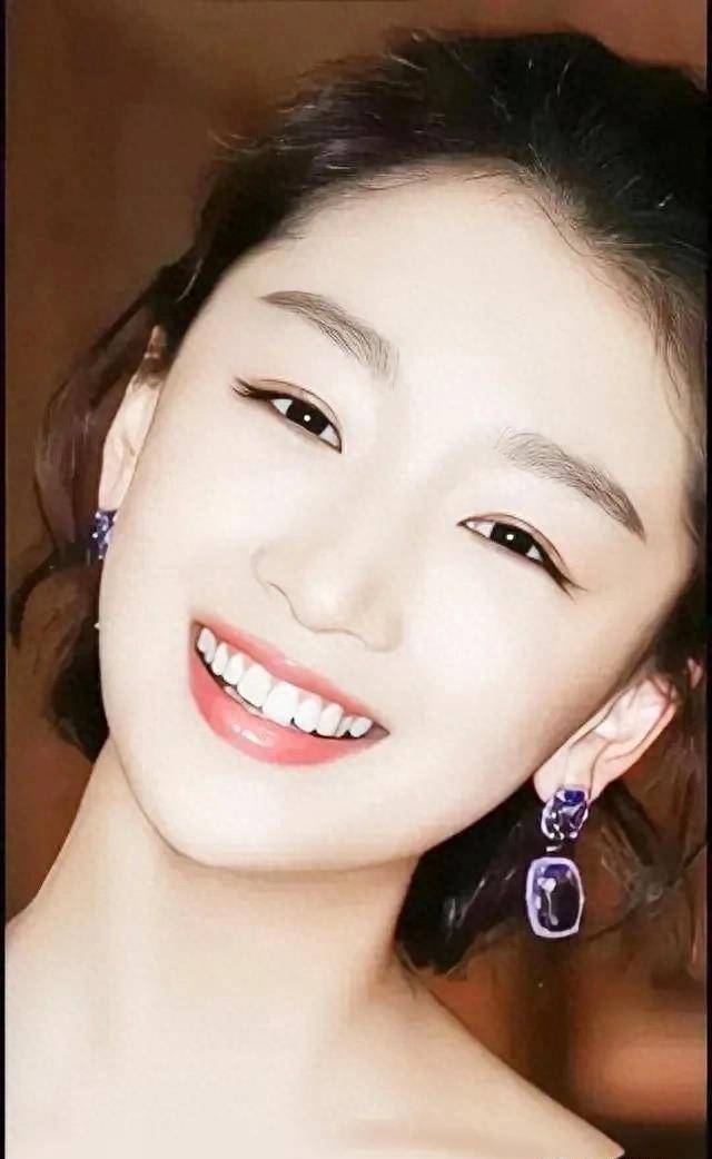 优雅甜美,气质出众的周冬雨,甜美可爱的写真