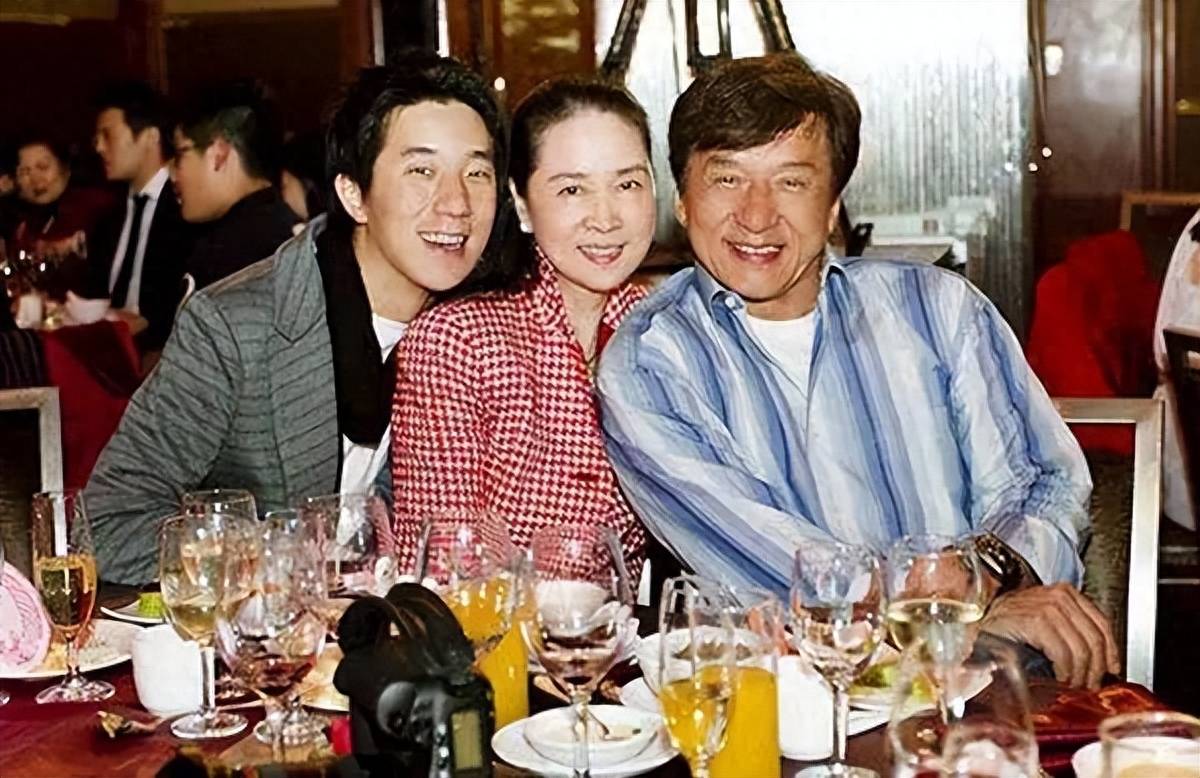 最广为人知的,可能就是成龙的现任妻子——林凤娇,以及吴绮莉了.