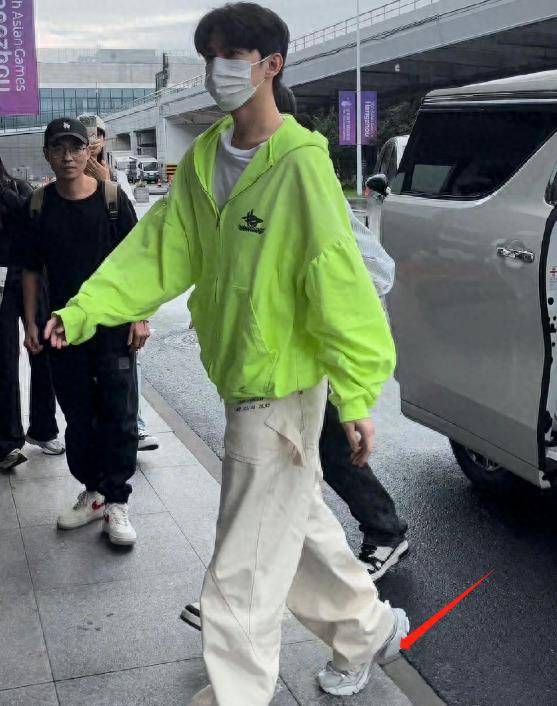 杨洋穿厚底鞋现身机场,扭胯,踮脚力证180cm,网友:还没车高_身高_因为