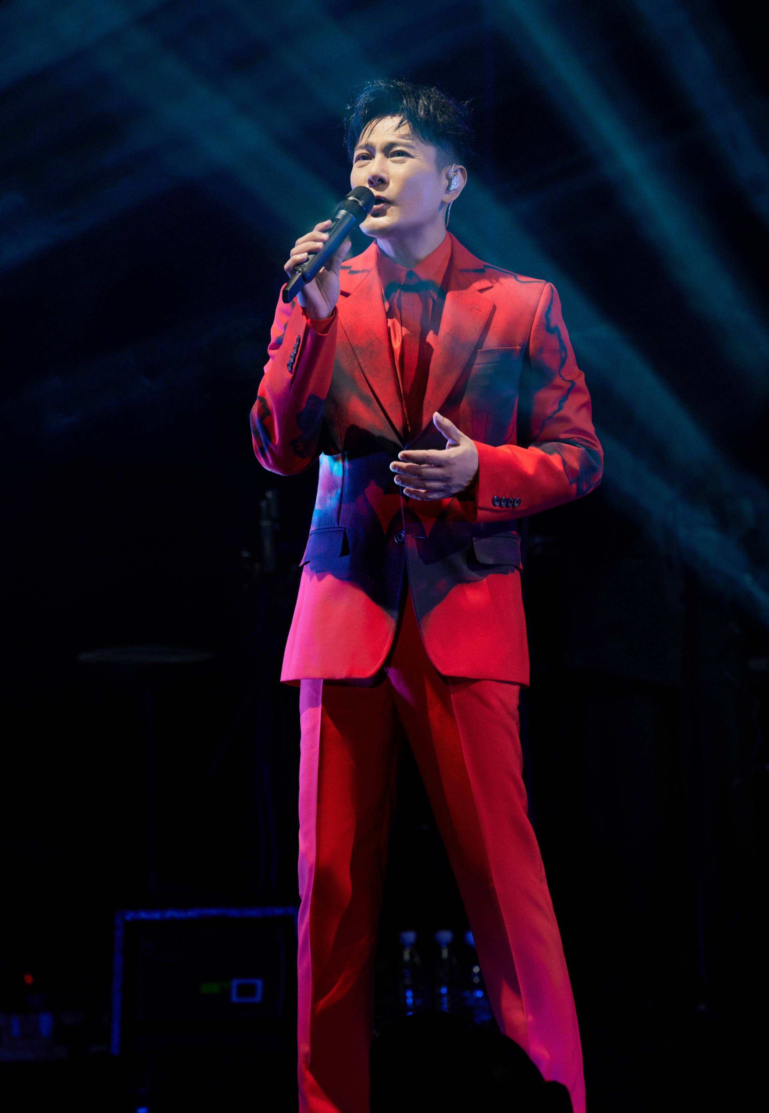 0巡演火热进行,张信哲北京站首场创意互动引尖叫_歌迷_音乐_西装