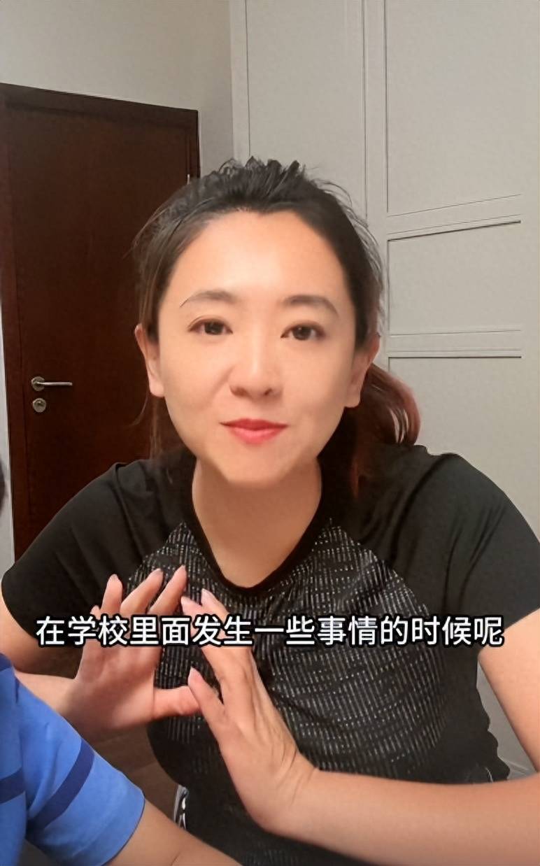 月亮姐姐:儿子是个"左撇子",刚上小学一年级就用"左手写字"