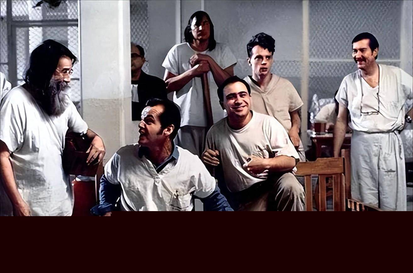 简而言之,电影《飞越疯人院》的背景设定在一个社会动荡,价值观不断