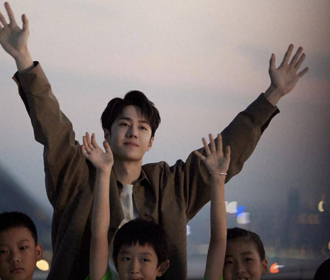 王一博出道九周年,再放头盔自拍,网友期待库存照还有后续_时光_舞台