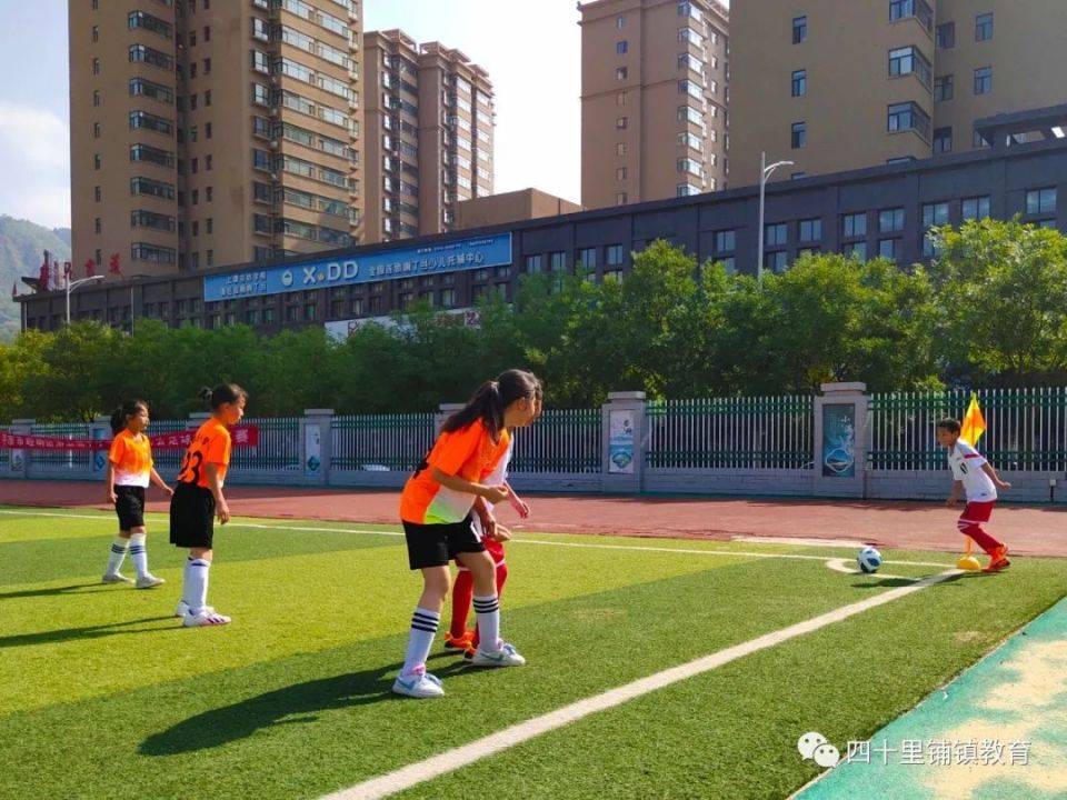 小学男子组篮球项目d组比赛,四十里铺镇学区代表队与西大街小学代表队