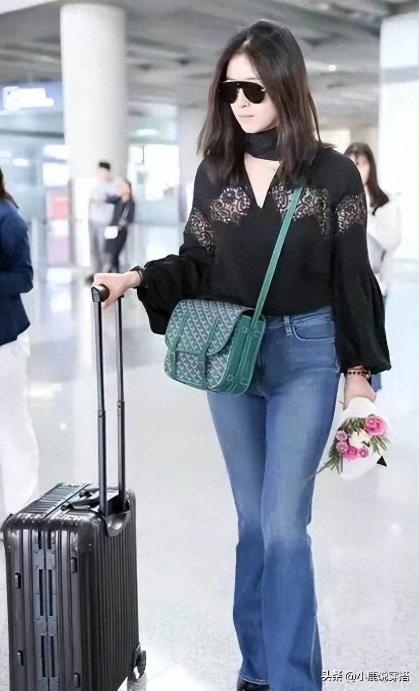 佩戴墨镜 墨绿色斜挎包蒋欣这个组合的打扮穿搭展现了女性的时尚和