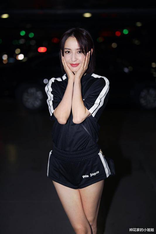 凹凸有致!佟丽娅360度无伤角的美啊!_短裙_身材