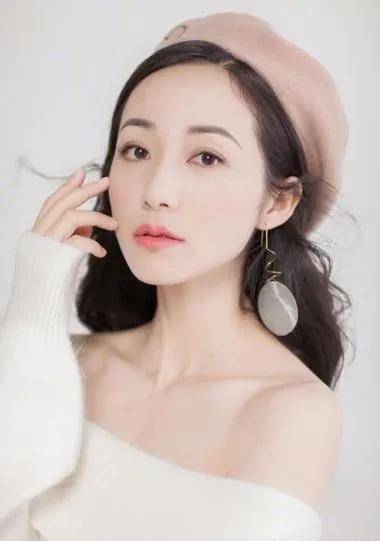 网上关于韩雪的身世背景传得比较多,韩雪也晒出了她爷爷的军功章,说她