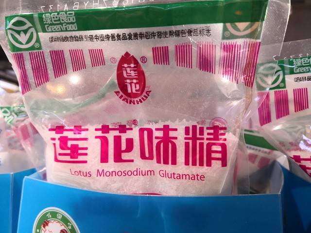 莲花味精的旧版包装显示,其配料表上只有小麦.