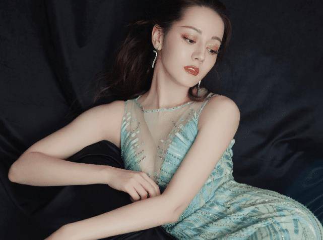 "锡纸裙"当旗袍穿,张开手臂那刻宅男们沸腾!_时尚_女孩_观众