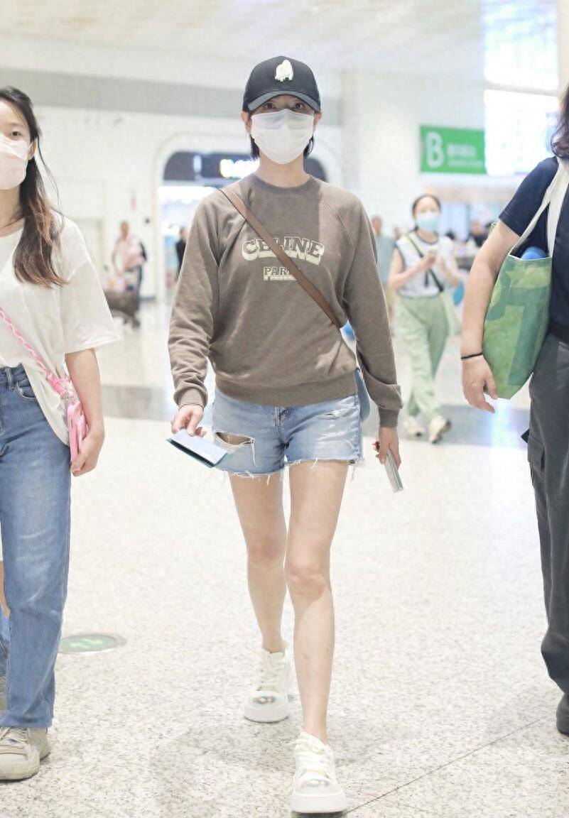 万茜率先踏入秋季,穿紧身百褶卫衣搭配牛仔裤根本藏不住"筷子腿"_运动