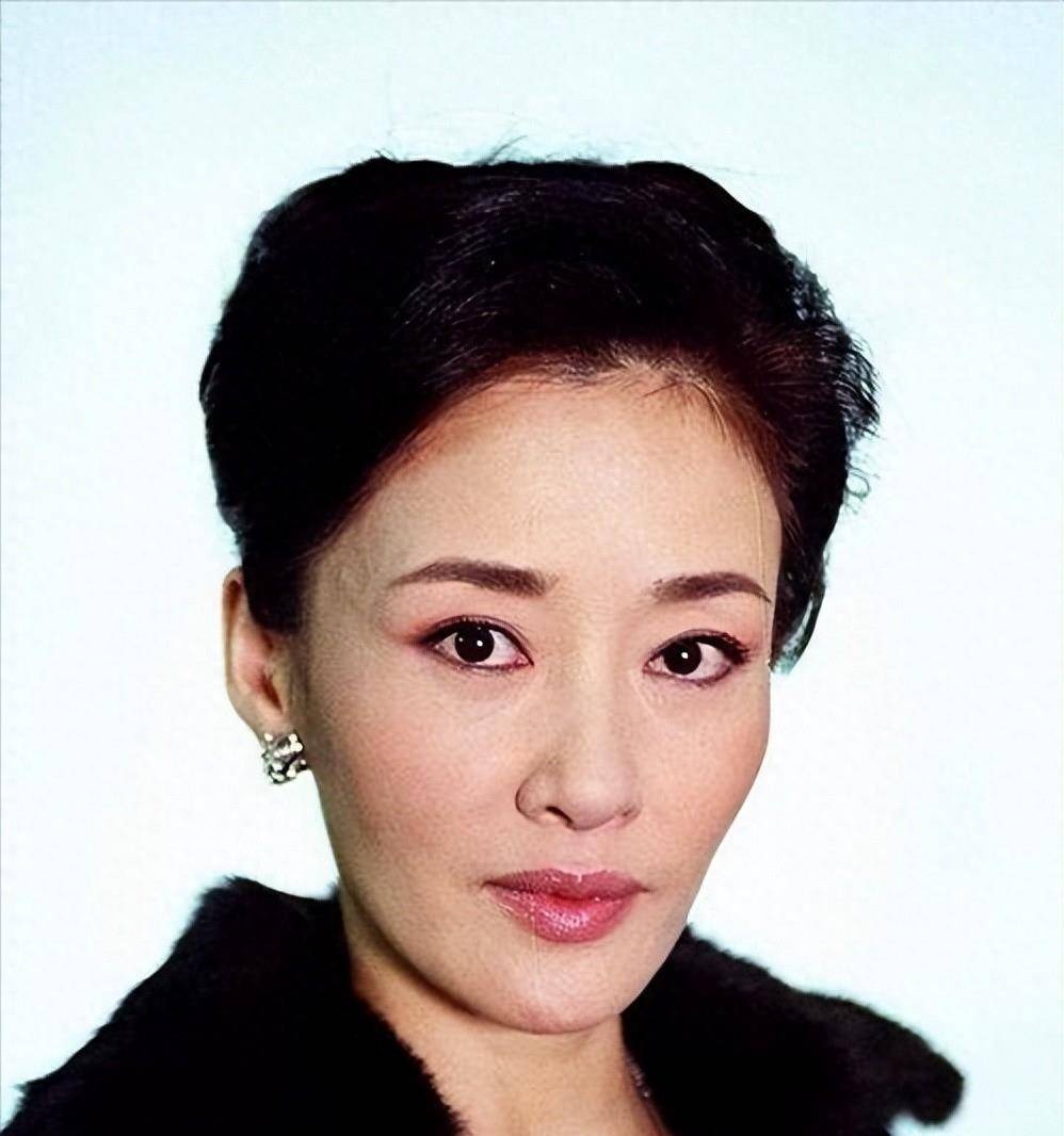 她就是围城中性感妖娆的"鲍小姐"盖丽丽.