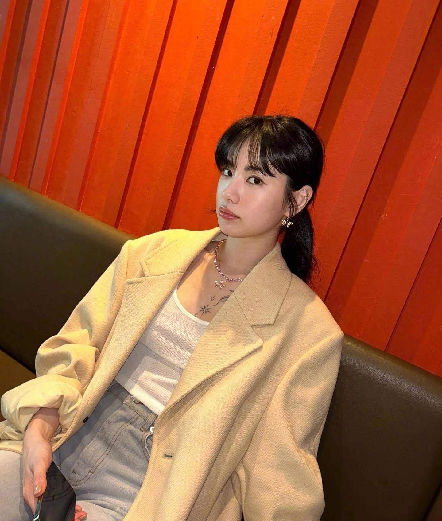 林珍娜好美啊,鹅黄色廓形大衣大气利落,黄金比例身材好抢眼!