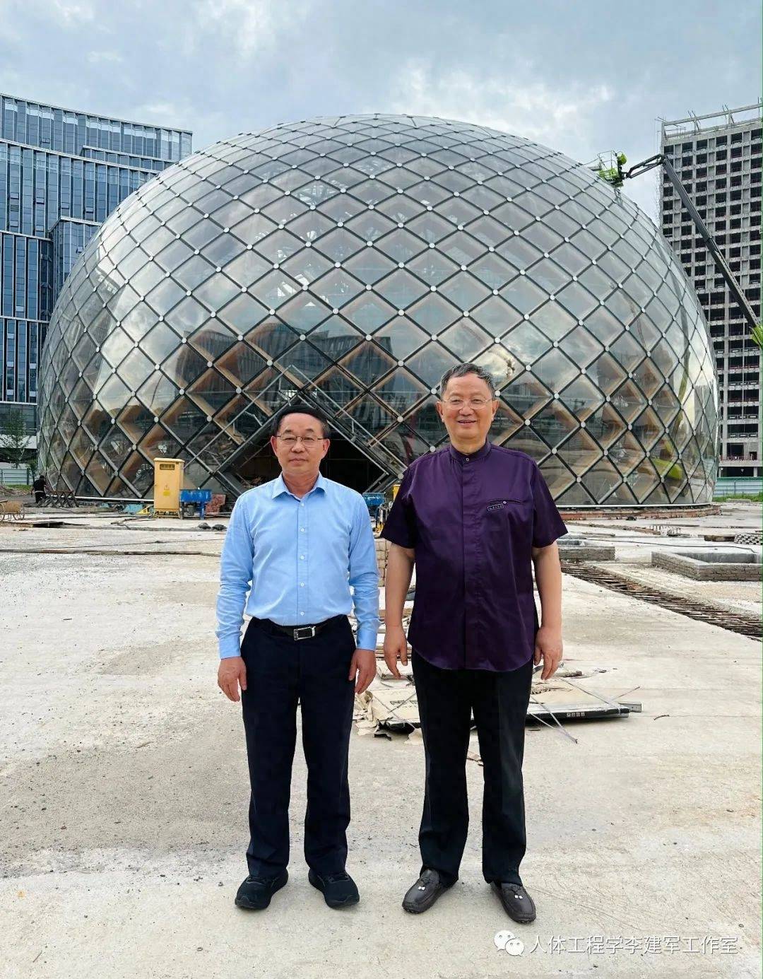 人体工程学研究院院长李建军一行人参观了广纳院纳米成果展厅,详细