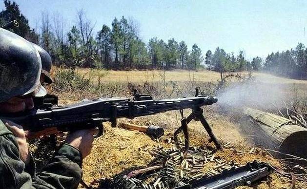 二战时期,德国的mg42机枪有多强,它的缺点又是什么?_射速_步兵班_弹药