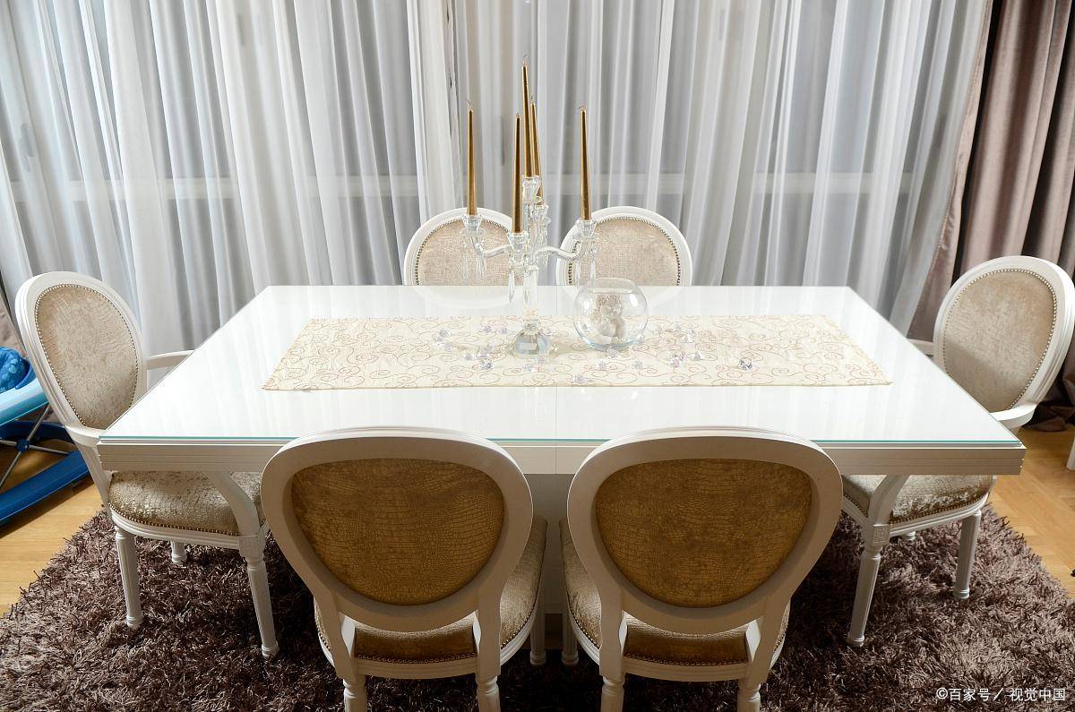 她的闺蜜家中有一张大理石餐桌,由于经常放置果汁等饮料,桌面被腐蚀得