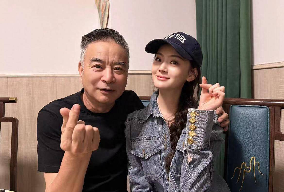 65岁知名戏骨罕见露面,和年轻网红合影惹争议,搂肩贴身太过亲密_岳跃