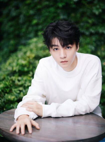 王俊凯微博发了一组写真,网友:这谁家的小可爱,太帅了吧_身材_宝贝_凯