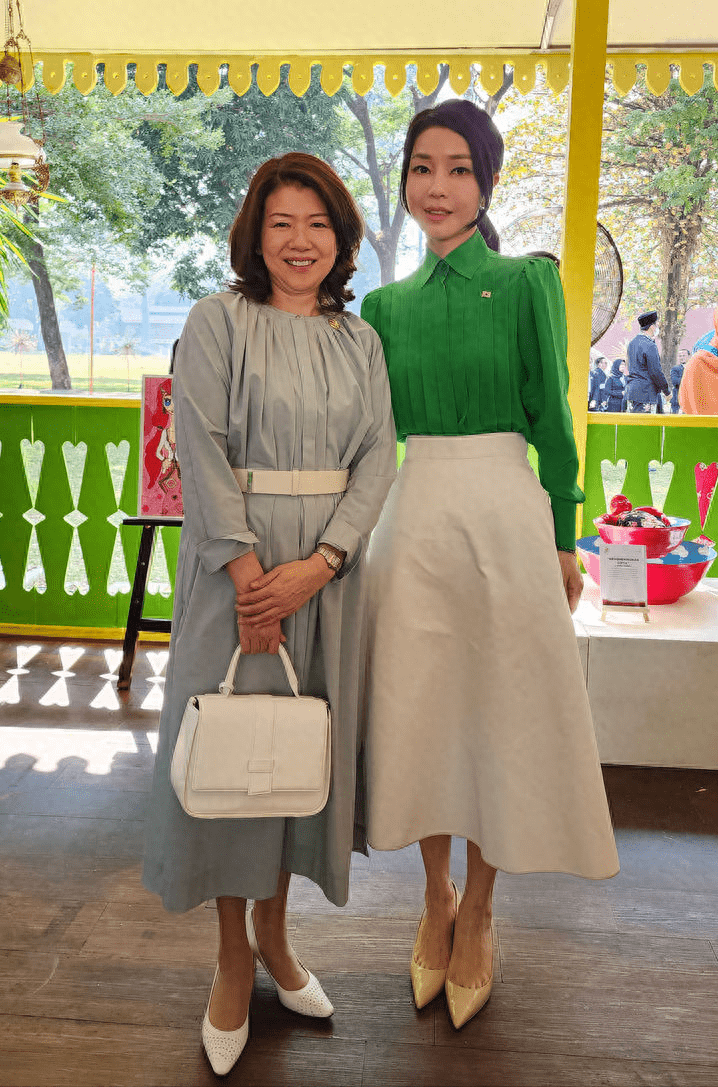 国外第一夫人印尼国外之行收官!造型太多成时装秀?