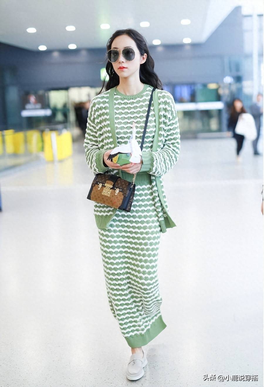 网友在香港偶遇韩雪,生图气质确实出众,但脸颊清瘦一股子妇女味_时尚