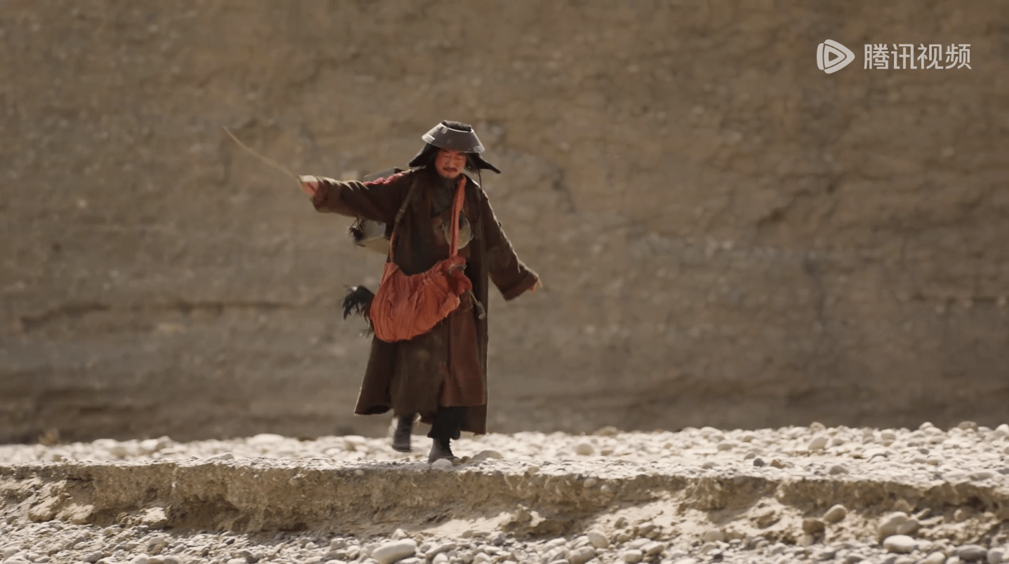 天一亮,李金鳌看到镇山河吊着一根银链子,迈着小碎