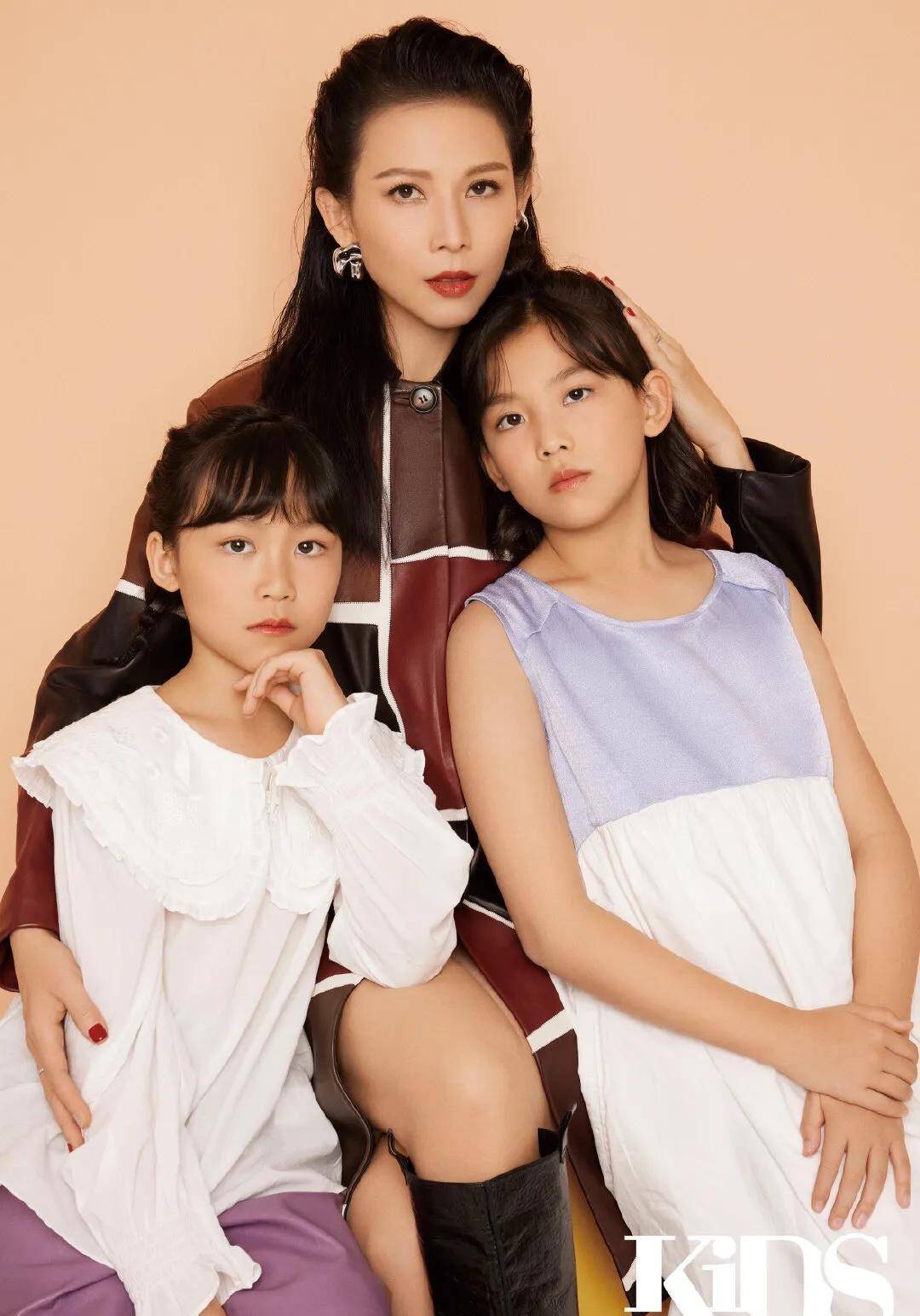 蔡少芬一家五口出游,张晋把儿子扛肩上展爸爸力,鱼蛋似好奇宝宝_女儿