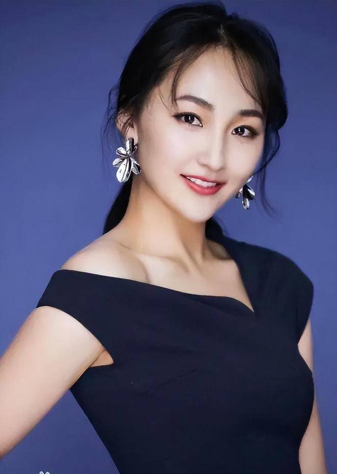 《东四牌楼东》以此为线索,展现了历史上光明与黑暗的双重性,更深刻地