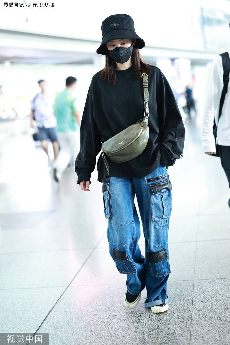女星张小斐现身机场,黑卫衣牛仔裤休闲时髦,单手插兜自由不羁_照片