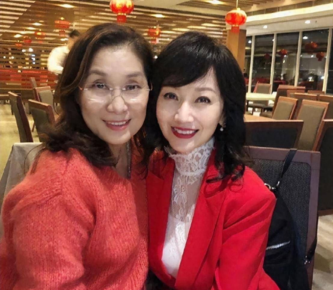 75岁汪明荃和70岁赵雅芝同框,仅差5岁却是女神和奶奶的既视感_女性