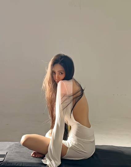 青春女星袁伶嫣穿白色长袖衣,腰间系绿色外衣,依然凸