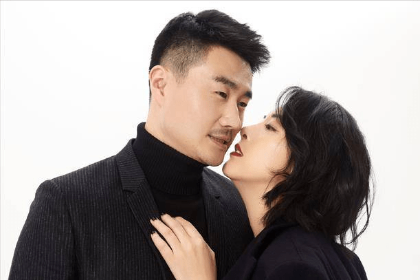 黄小蕾:追爱失败后闪婚嫁富豪,带女儿去迪士尼玩耍却遭遇拉黑_大张伟