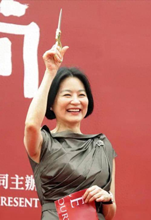 68岁林青霞疑患老年痴呆,愣神呆滞,记忆衰退,曾自曝患白内障!