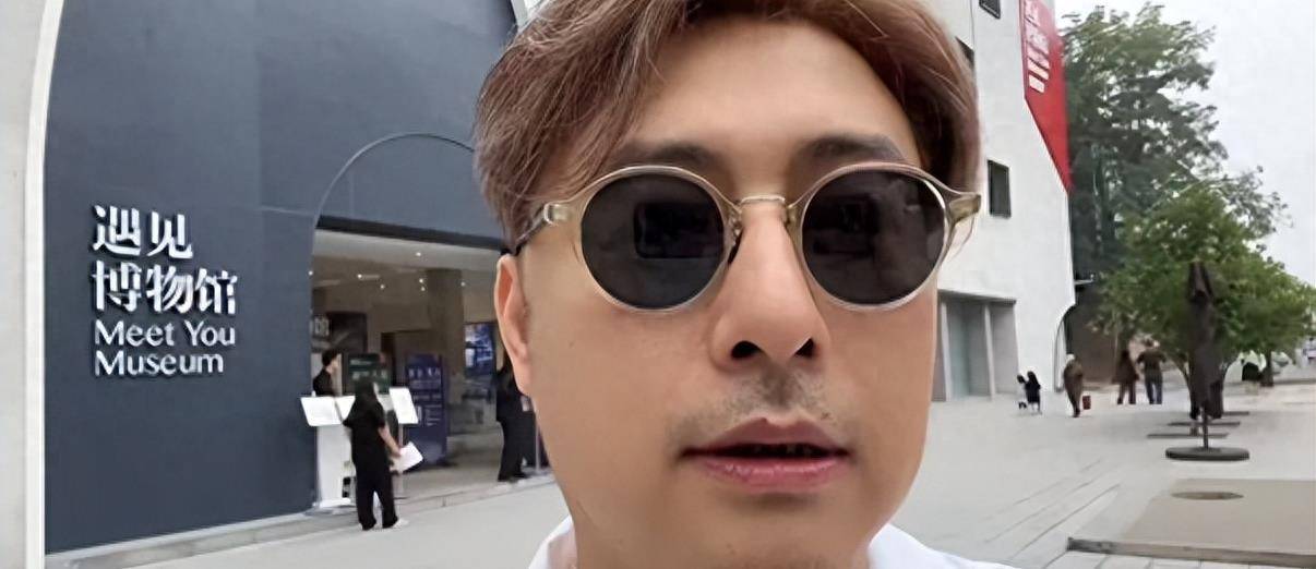 分手两年的王岳伦形象大变,头发染黄显年轻,网友说与李湘复合吧_生活