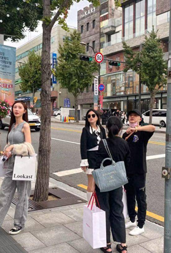 包文婧则穿了一件白色高领毛衣搭配一条黑色皮裙,再穿上一双过膝长靴