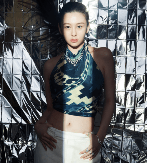 近日,邱淑贞大女儿沈月登上香港二月刊.